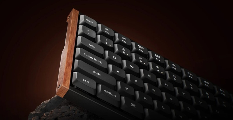 Le K5 Ultra 8K conserve un profil bas de 20 mm grâce à sa platine en aluminium et ses accents en bois naturel.