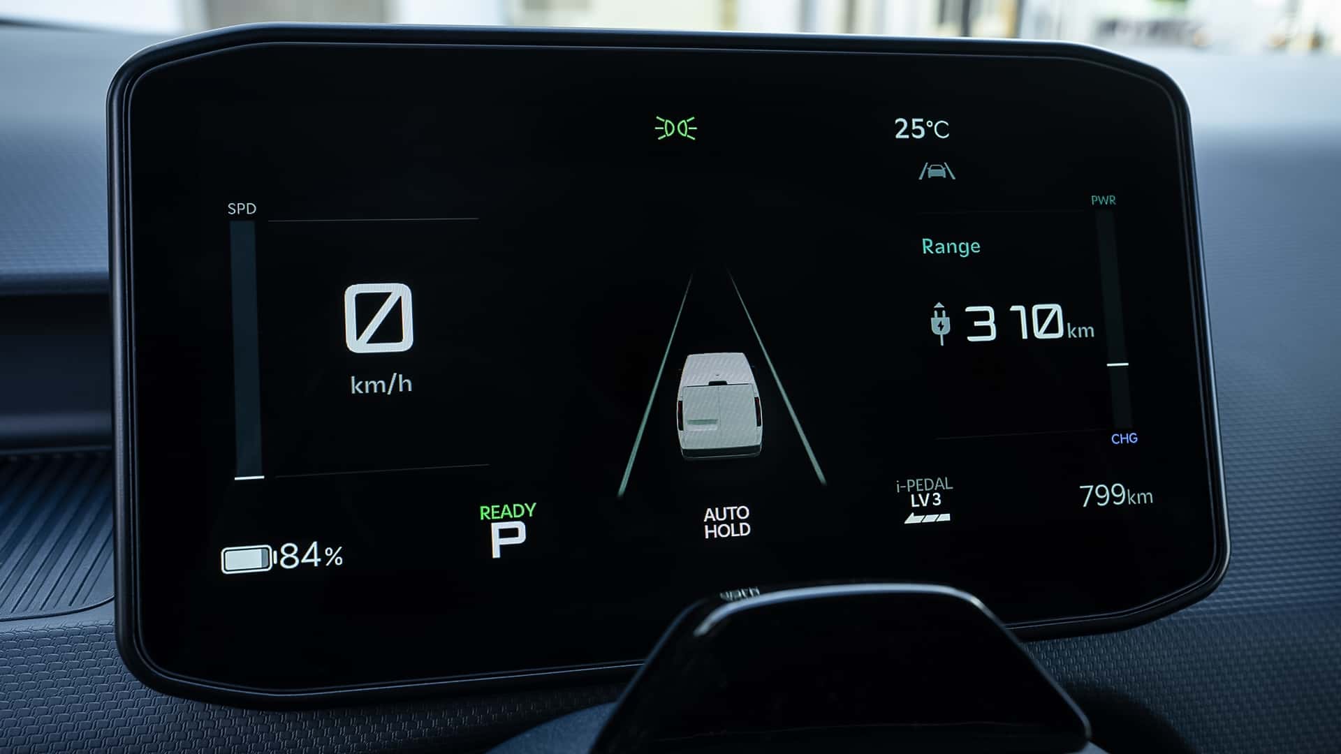 Kia PV5 WAV в городском окружении