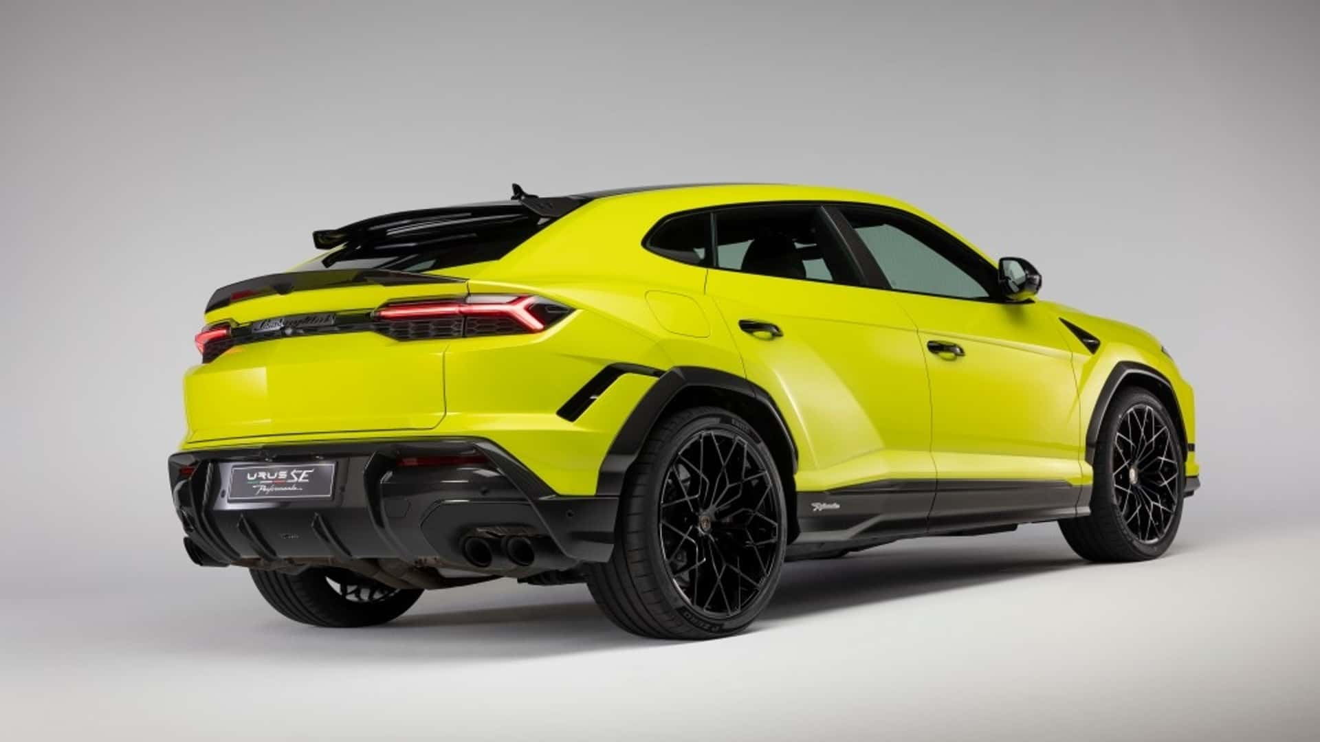 Lamborghini Urus SE Performante вид сбоку