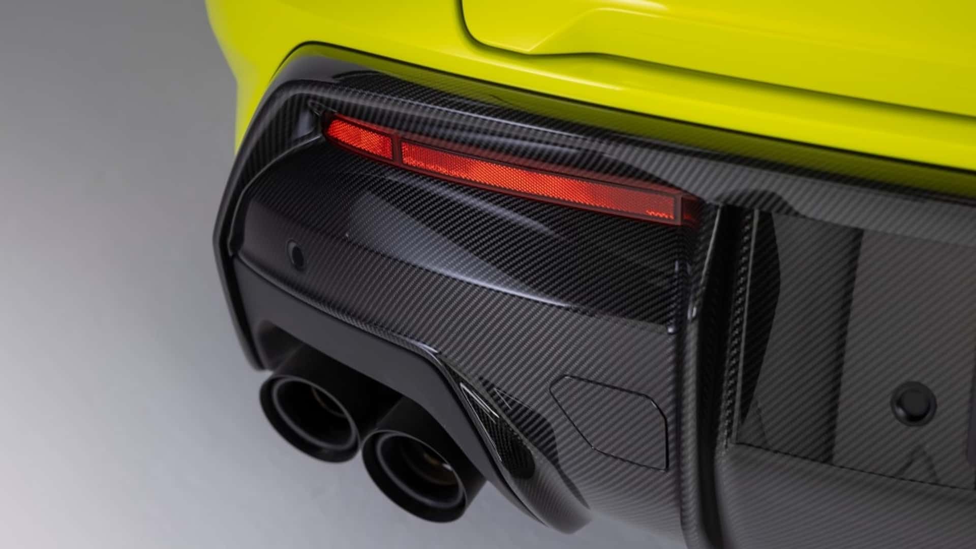 Lamborghini Urus SE Performante вид сбоку спереди