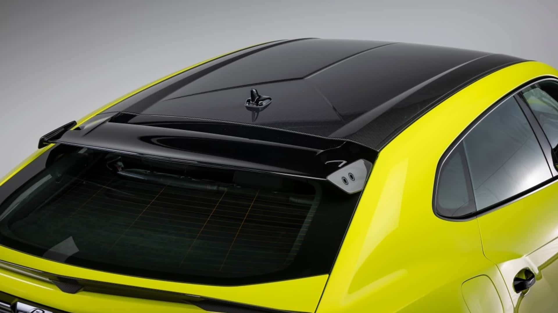 Lamborghini Urus SE Performante вид сзади слева