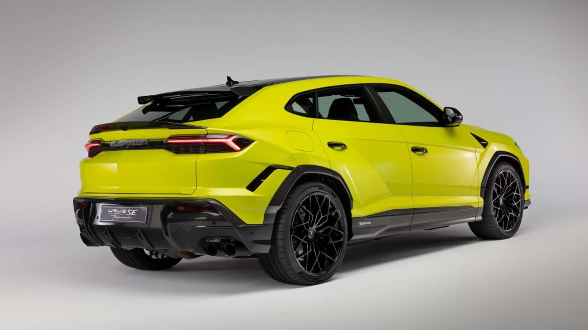 Lamborghini Urus SE Performante вид панорамной крыши