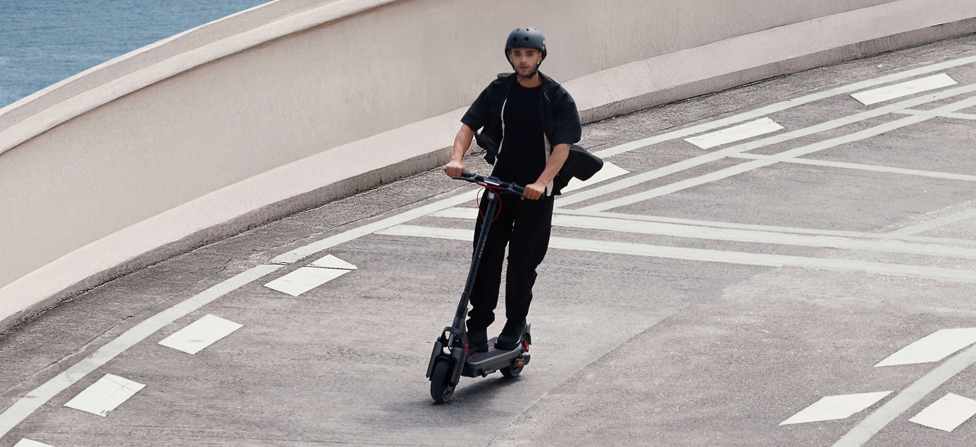 Фотография автомобиля на дороге