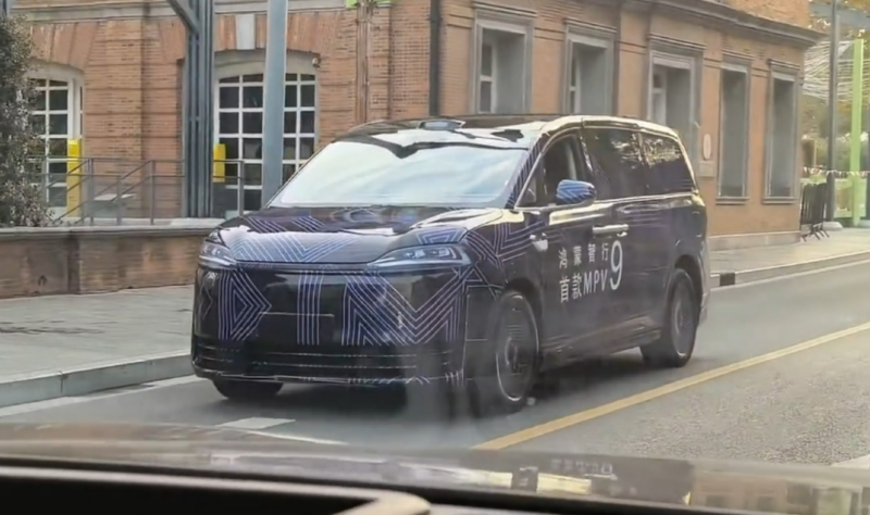 Фото тестування мінівену Luxeed V9