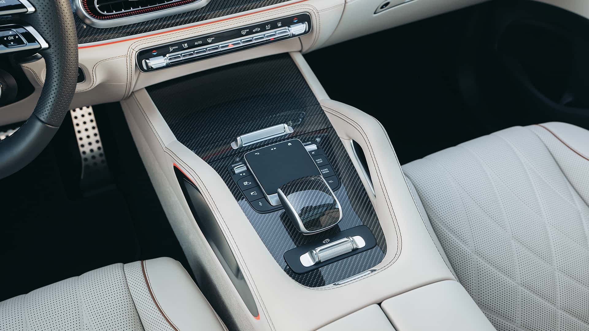 Дисплеї у салоні Mercedes-AMG GLS 63 4Matic+ 2026