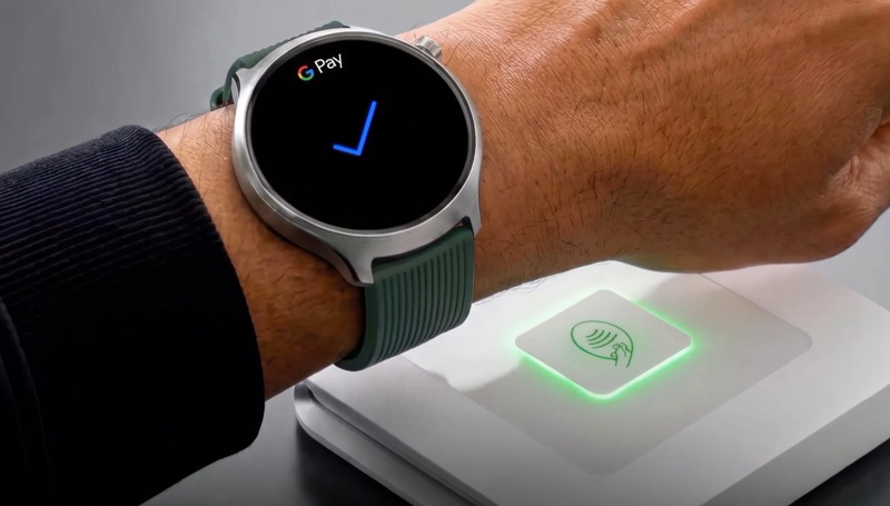 L'interface Wear OS 6 sur la Moto Watch Ultra, avec accès au Google Play Store et à l'assistant Gemini.