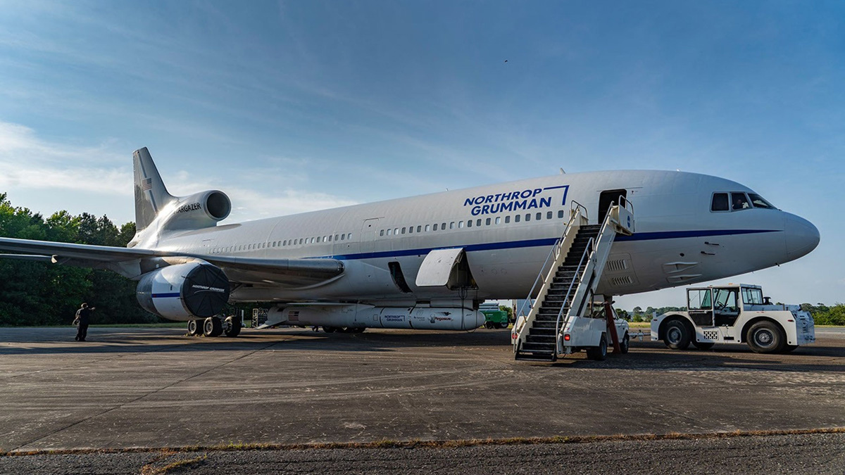 Ракета Pegasus XL із супутником LINK під літацом Stargazer в очікуванні старту