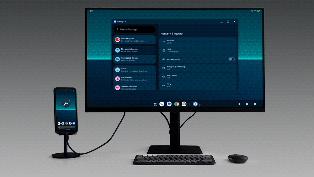 NexPhone підключено до монітора, демонструючи настільний режим