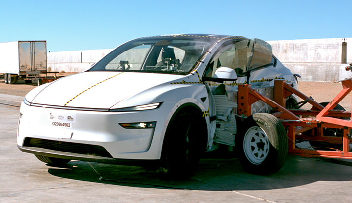 Процес тестування безпеки електрокара Tesla Model Y