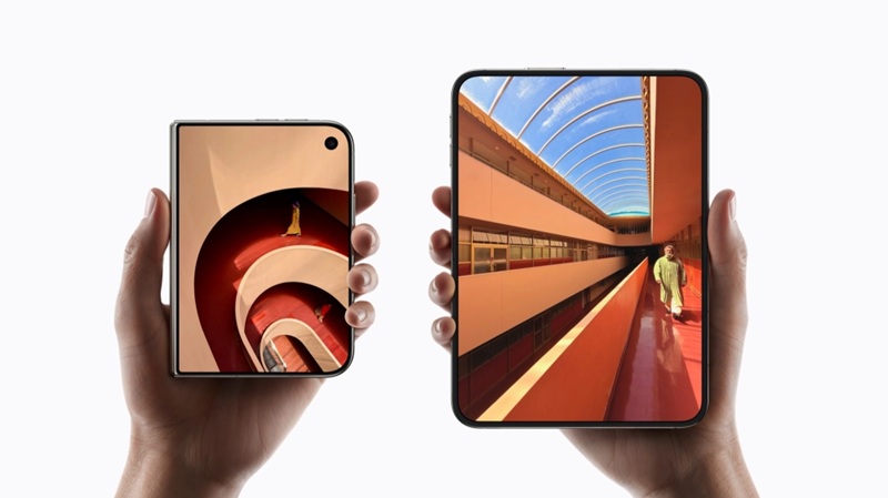 L'iPhone Duo déplié révèle un écran interne de 7,6 pouces avec revêtement nano-texture.