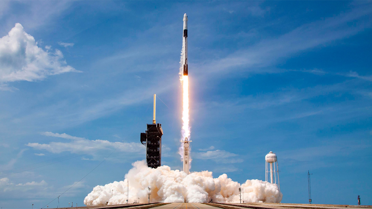 Falcon 9 запускает корабль Dragon на МКС