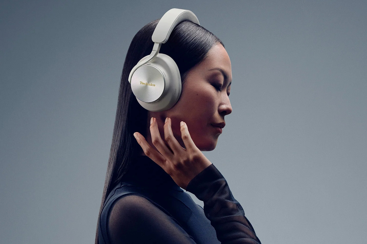 Навушники Technics EAH-A1000 на білому тлі
