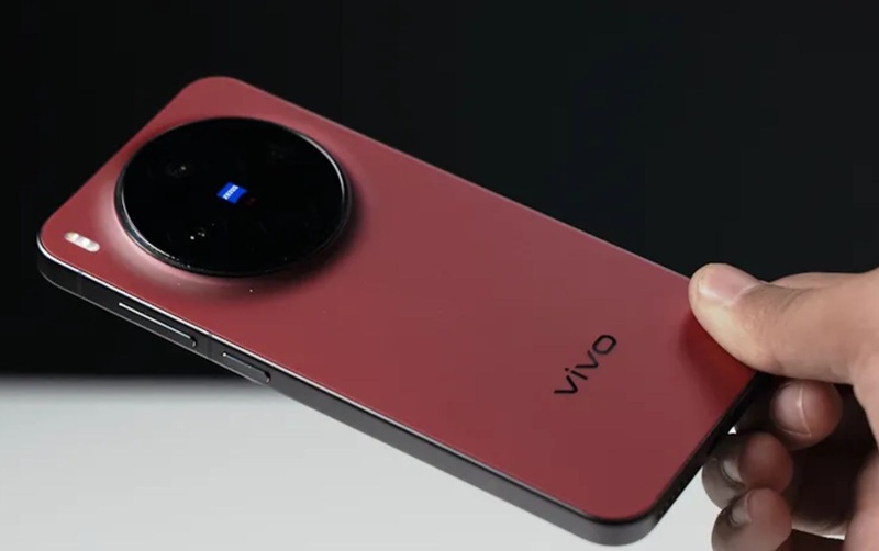 Vivo X300s in red color
