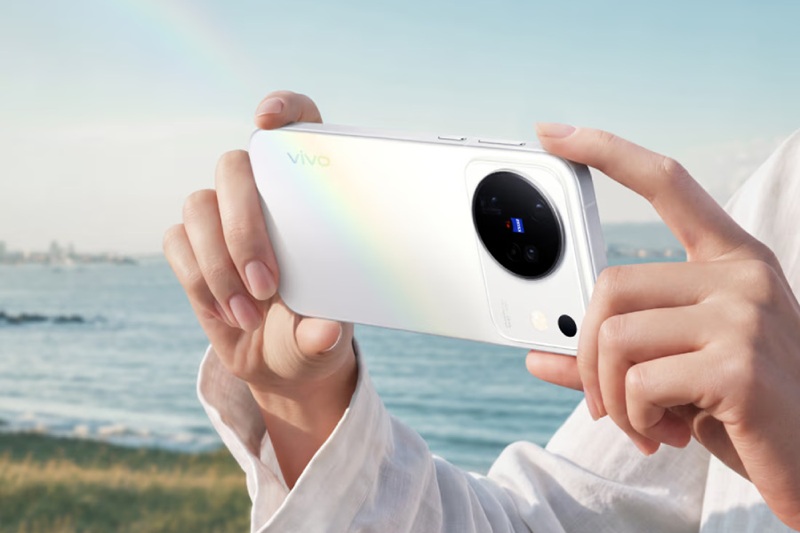 The Vivo X500's flat 6.59-inch OLED display with 144Hz refresh and 4000-nit peak brightness.
