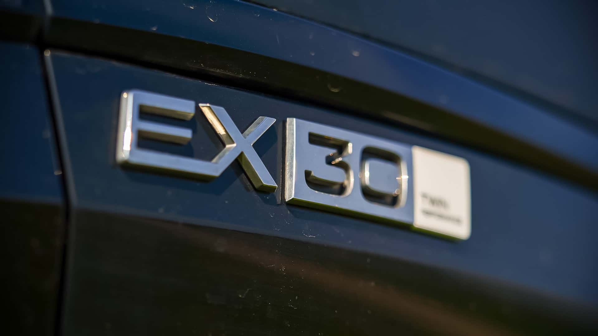 Спойлер та дах Volvo EX30