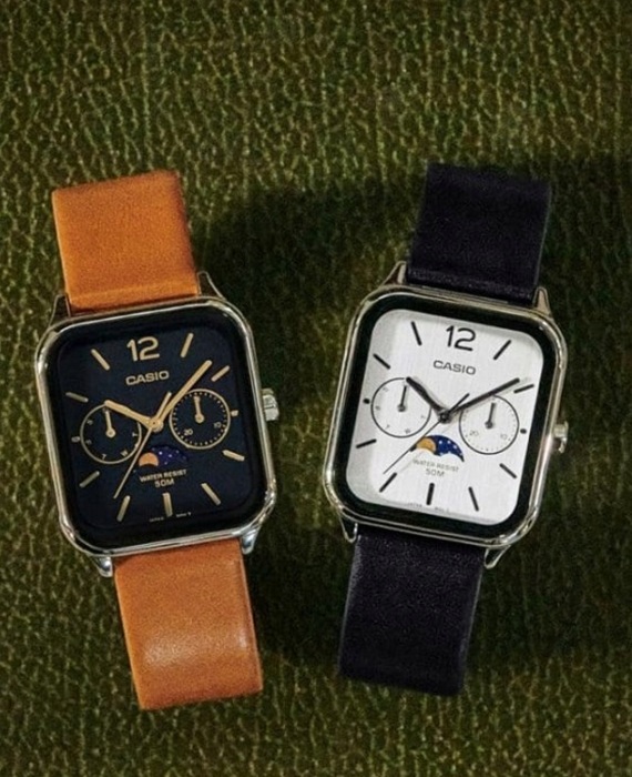 La Casio MTP-M305LC-7AV avec son boîtier rectangulaire en acier et son cadran argenté.